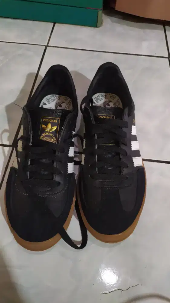 Adidas gazelle hitam