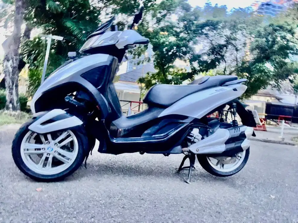 Dijual vespa piaggio mp3 300