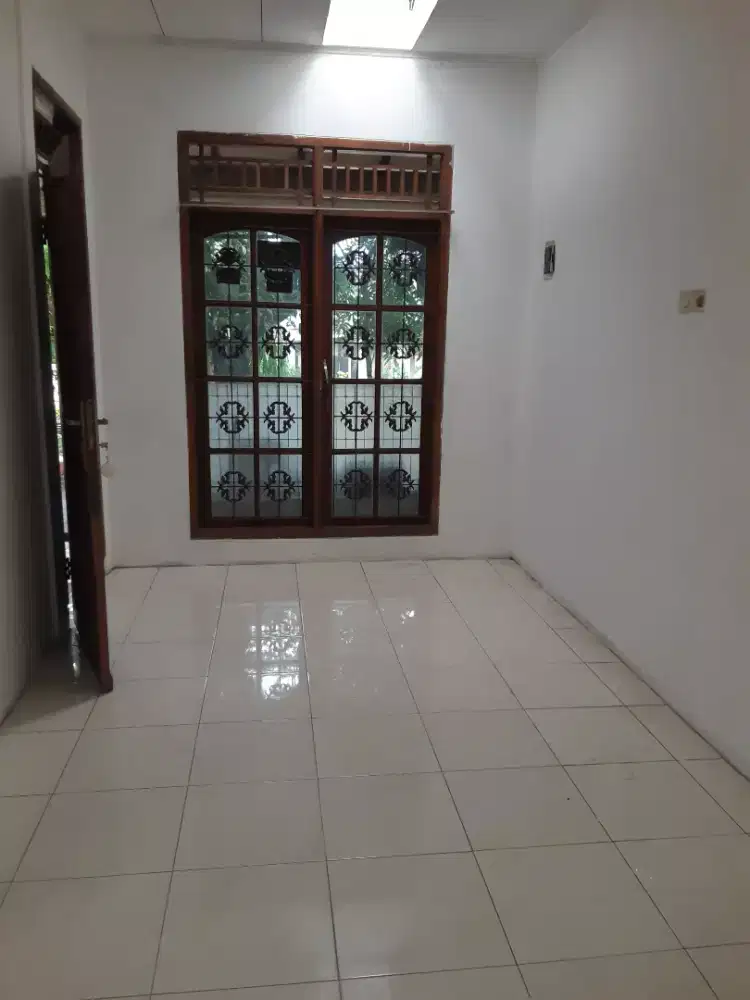Dikontrakkan TANPA PERANTARA. Rumah nyaman di lingungan aman.