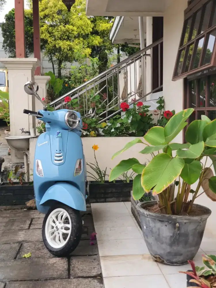 Vespa LX 125cc with Box