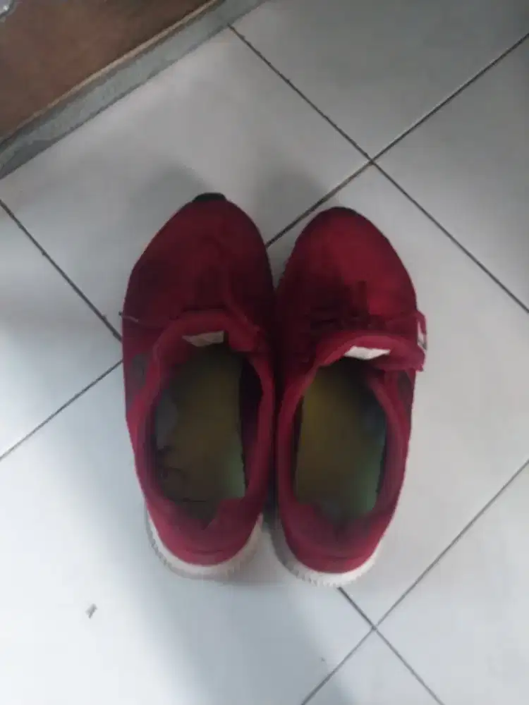 Sepatu Sneakers Pria Bekas