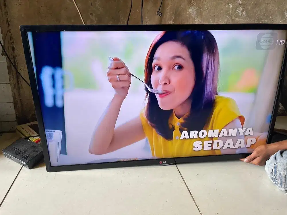 Tv led 32in merk lg normal analog