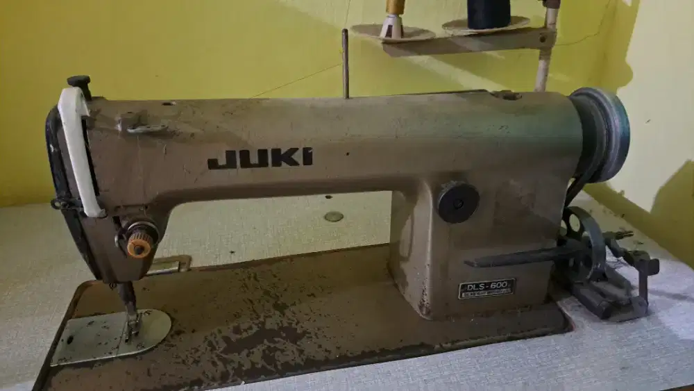 MesIn jahit JUKI dan mesin obras PEGASUS