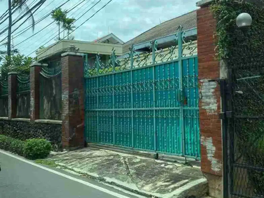 rumah terawat dengan kolam renang di pejaten