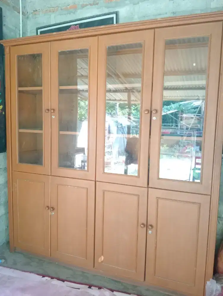 Lemari kaca besar