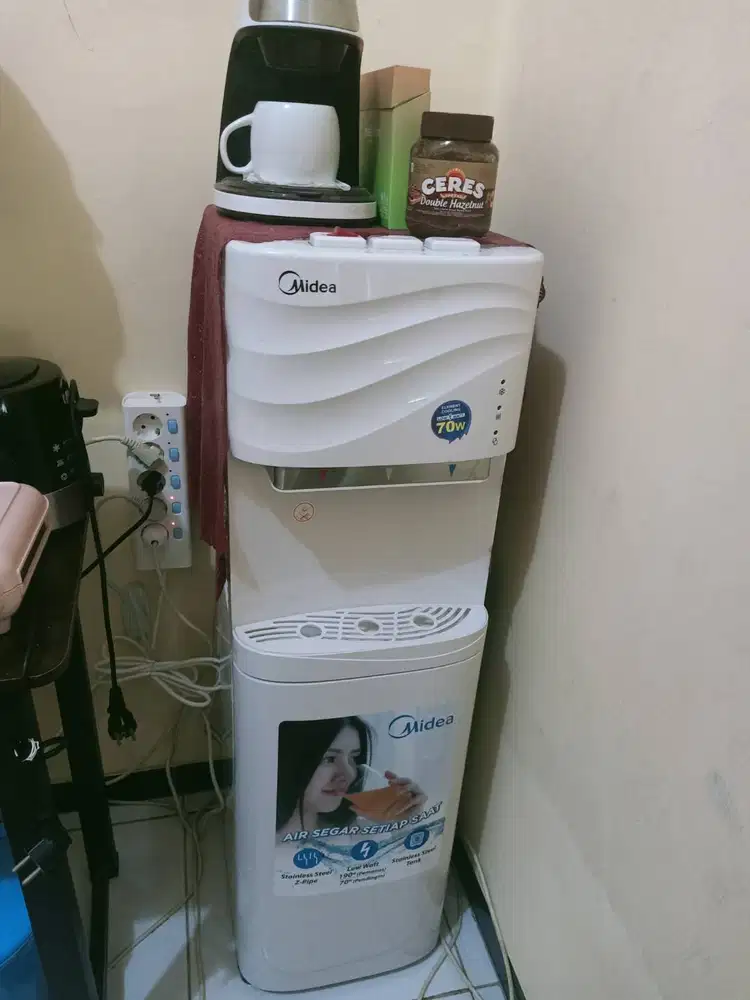 Dispenser merek media galon bawah