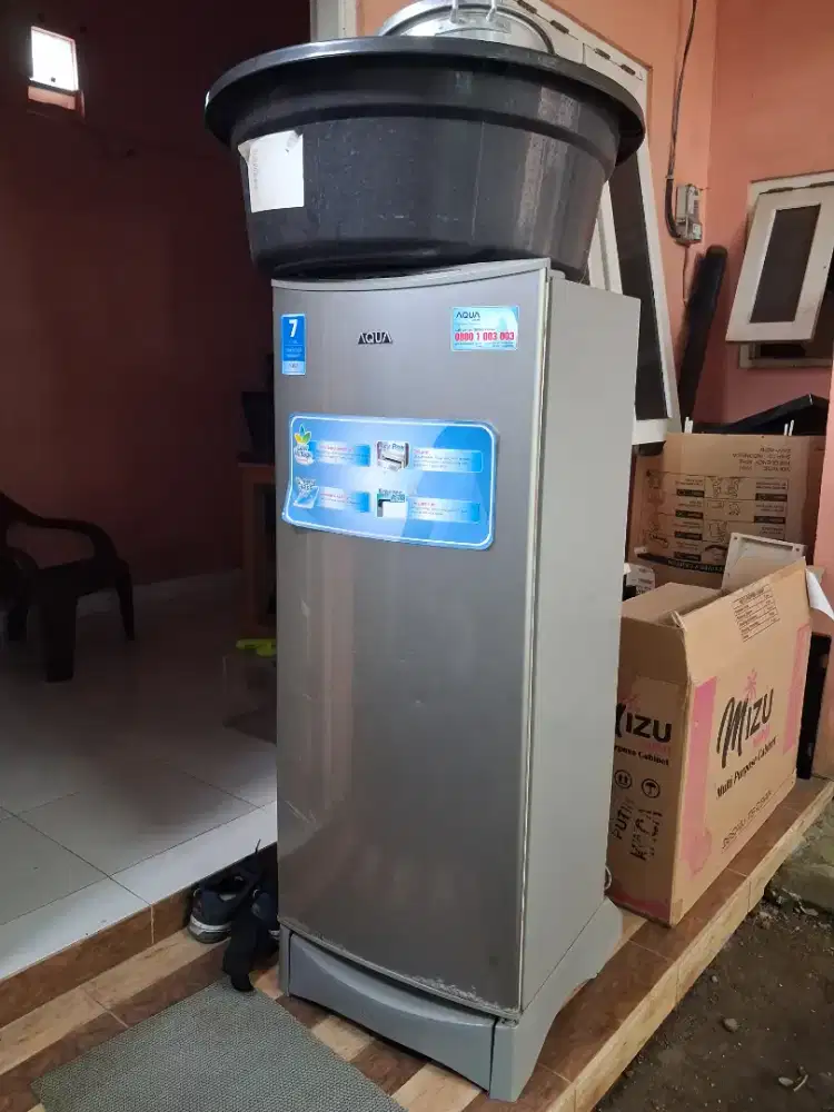 Barang bekas kulkas rusak, meja kayu, dandang