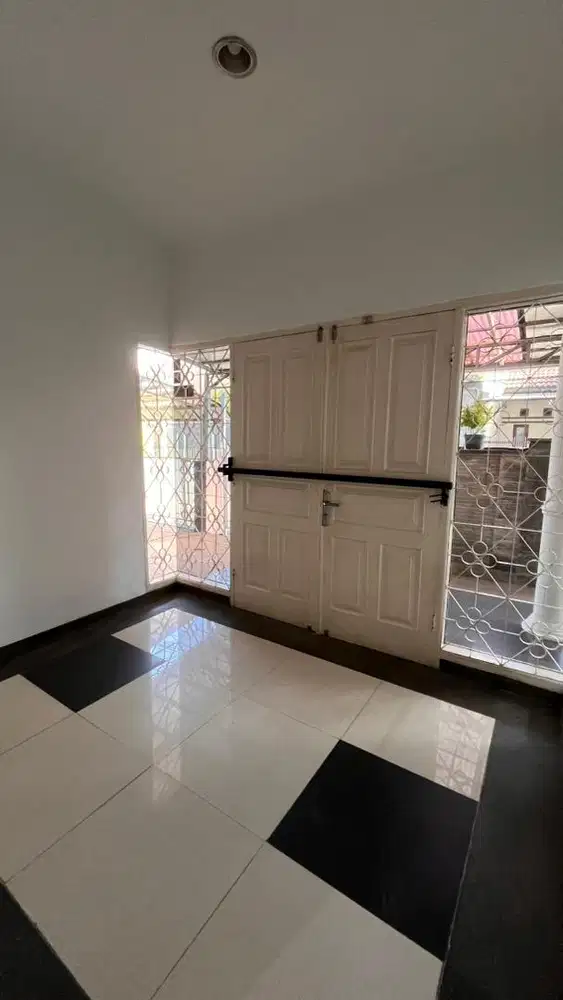 Rumah 2 Lantai Siap Huni di Taman Holis Indah 1