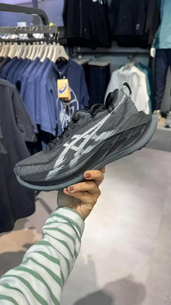 Asics Superblast 2 Black/White Like New