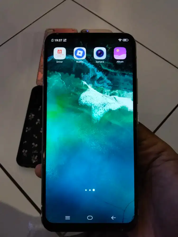 2 handphone Samsung A20S dan Vivo Y17