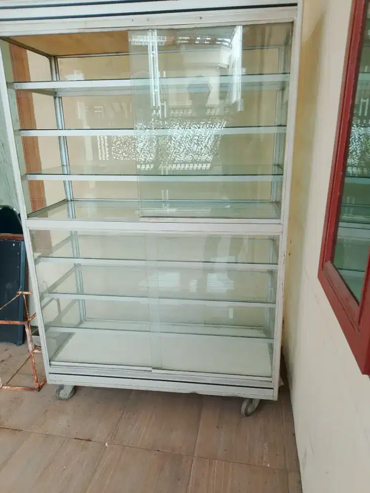 Sterling/lemari kaca besar
