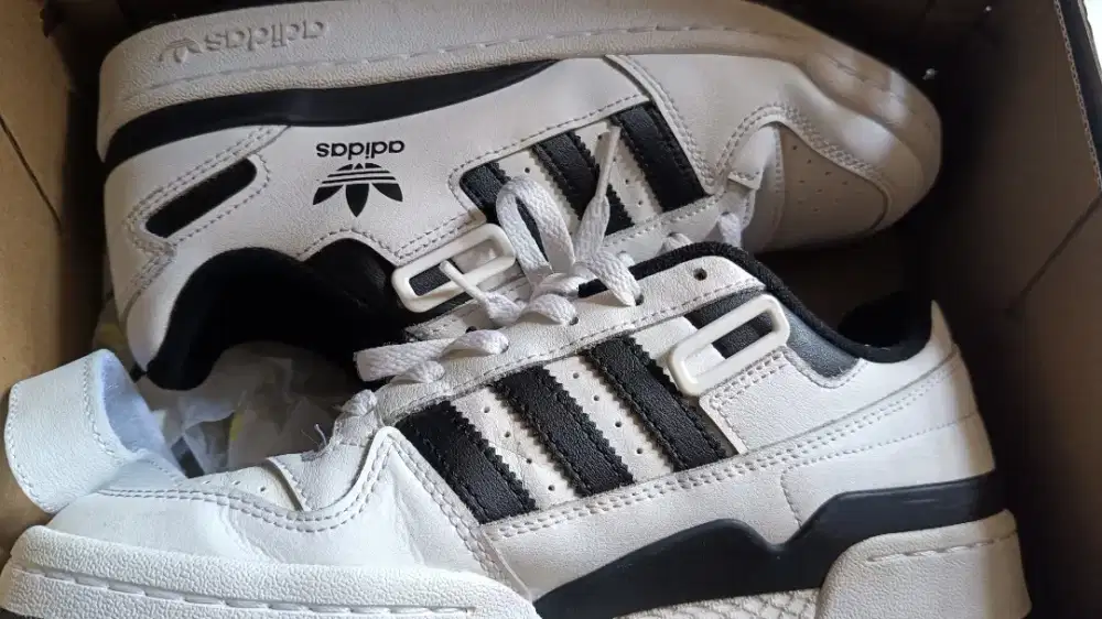 SEPATU ADIDAS WHITE ON BLACK