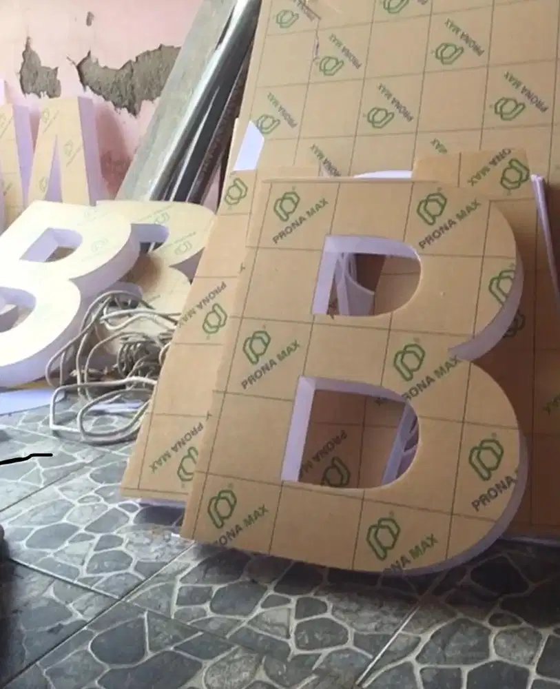 Hurup timbul dan neon box