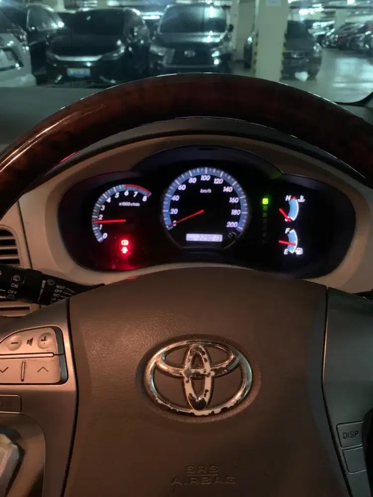 Innova Luxury (Captain Seat) 2012 Warna Rare Milik Pribadi