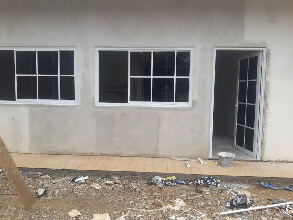 Sekat - Plafon Gypsum / GRC + Kusen Aluminium + LIS MOULDING-WPC-PVC