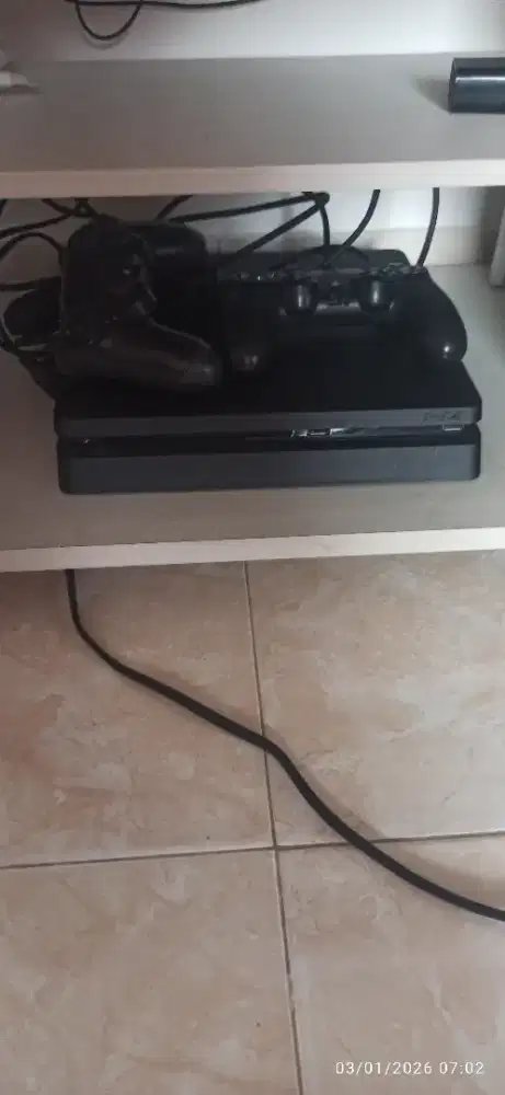 PS4 slim 1 TB+Stick 2 + Game