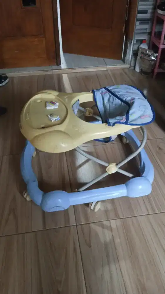 Baby Walker belajar jalan bayi