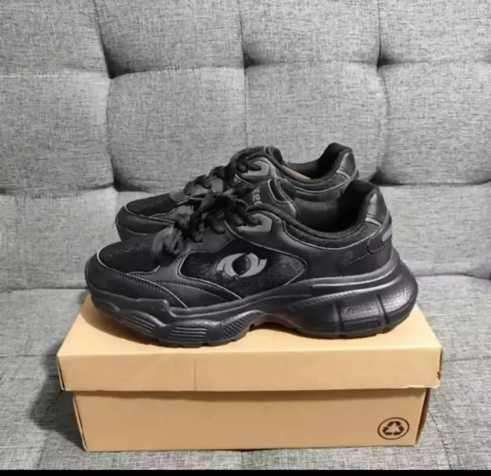 Sepatu hitam astec size 40 murah