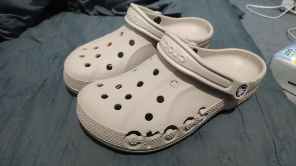 Jual Sandal Crocs model Baya (coklat) & Crocband (putih)