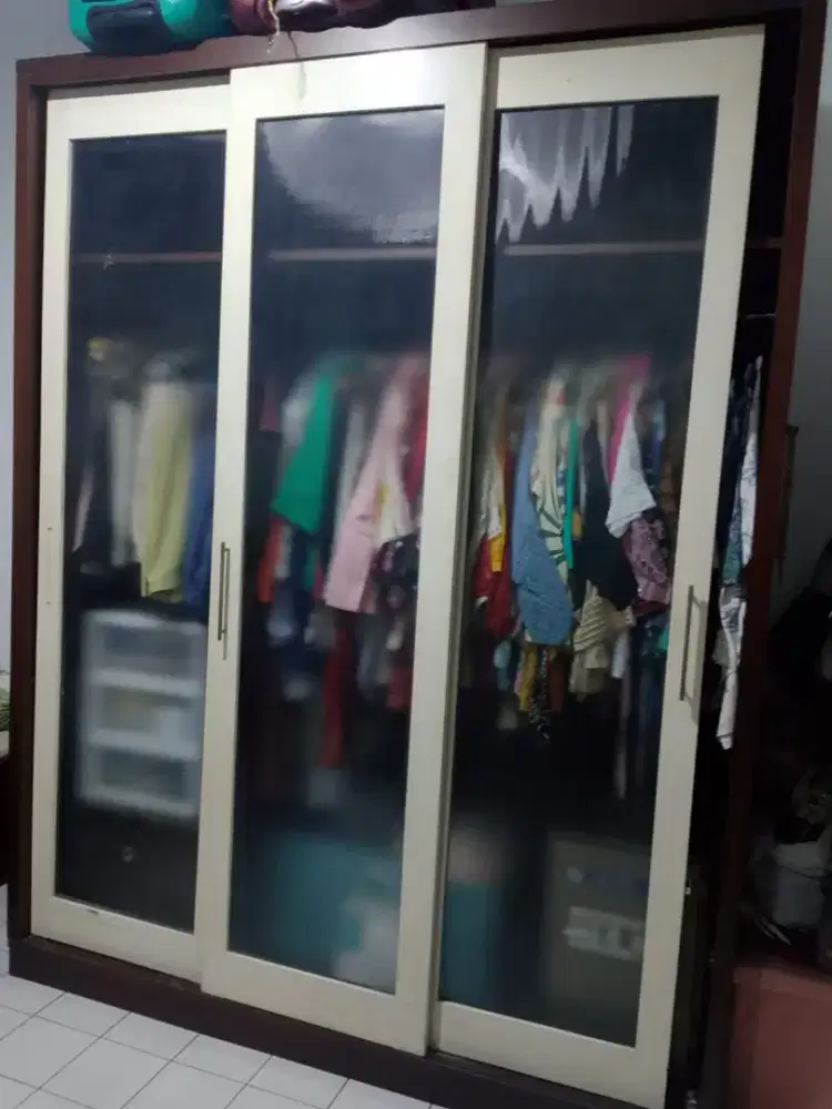 Dijual cepat lemari 3 pintu mewah