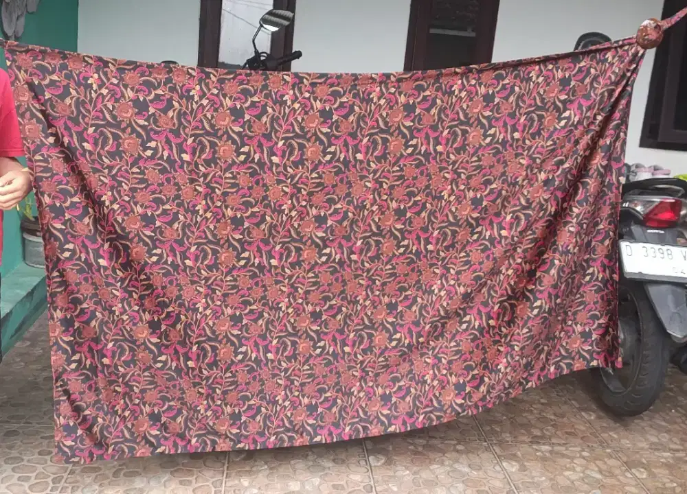 Kain sutra warna merah hitam