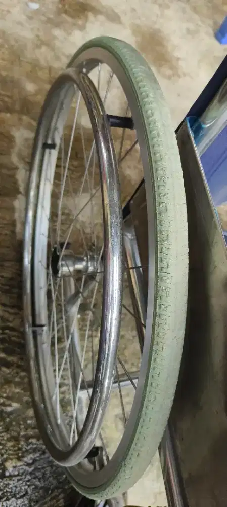 Kursi Roda Dengan ban Karet