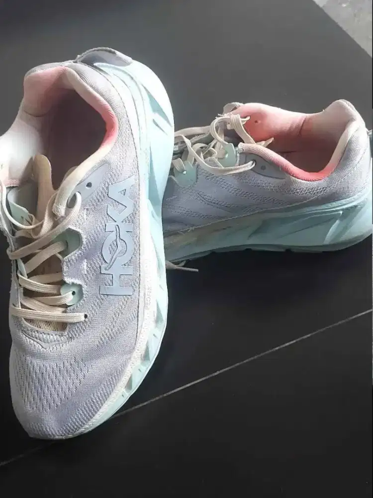 Preloved sepatu wanita HOKA prolify uk 39 1/2 ungu