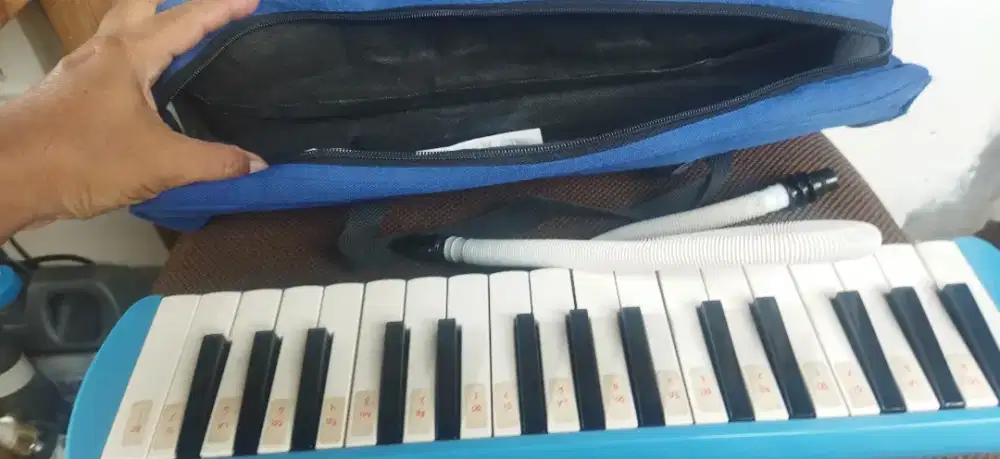Pianika bekas warna biru