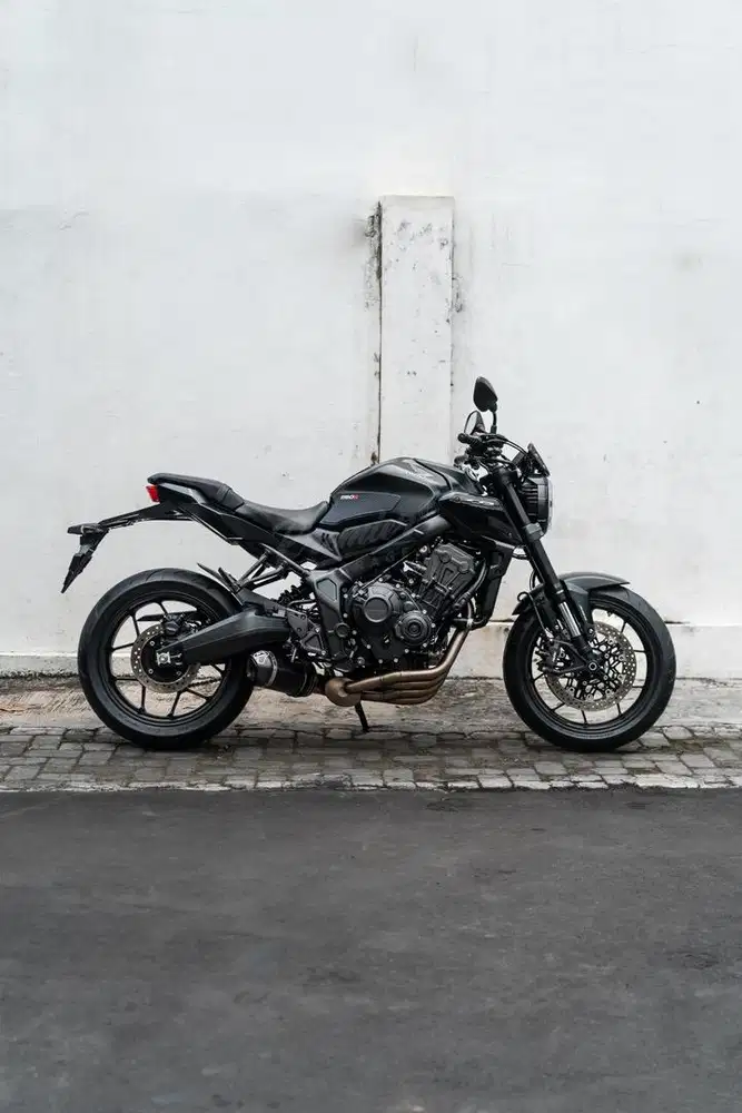 LIKE NEW : Honda CB650r Neo Black Edition Th. 2024 (pmk)