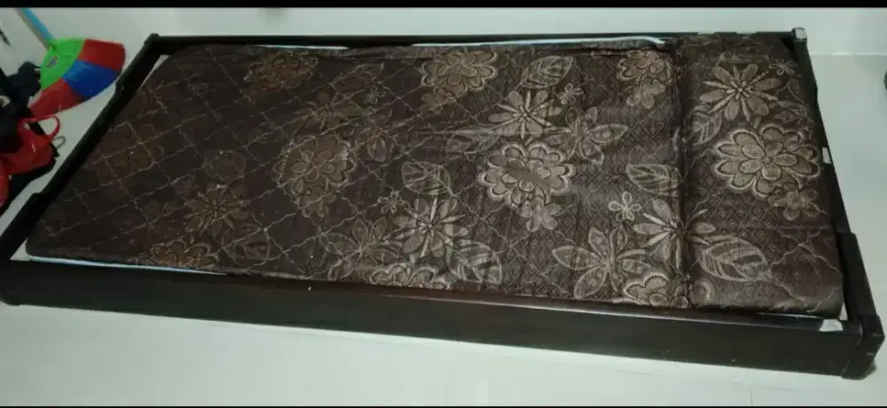 Tempat tidur kayu jati