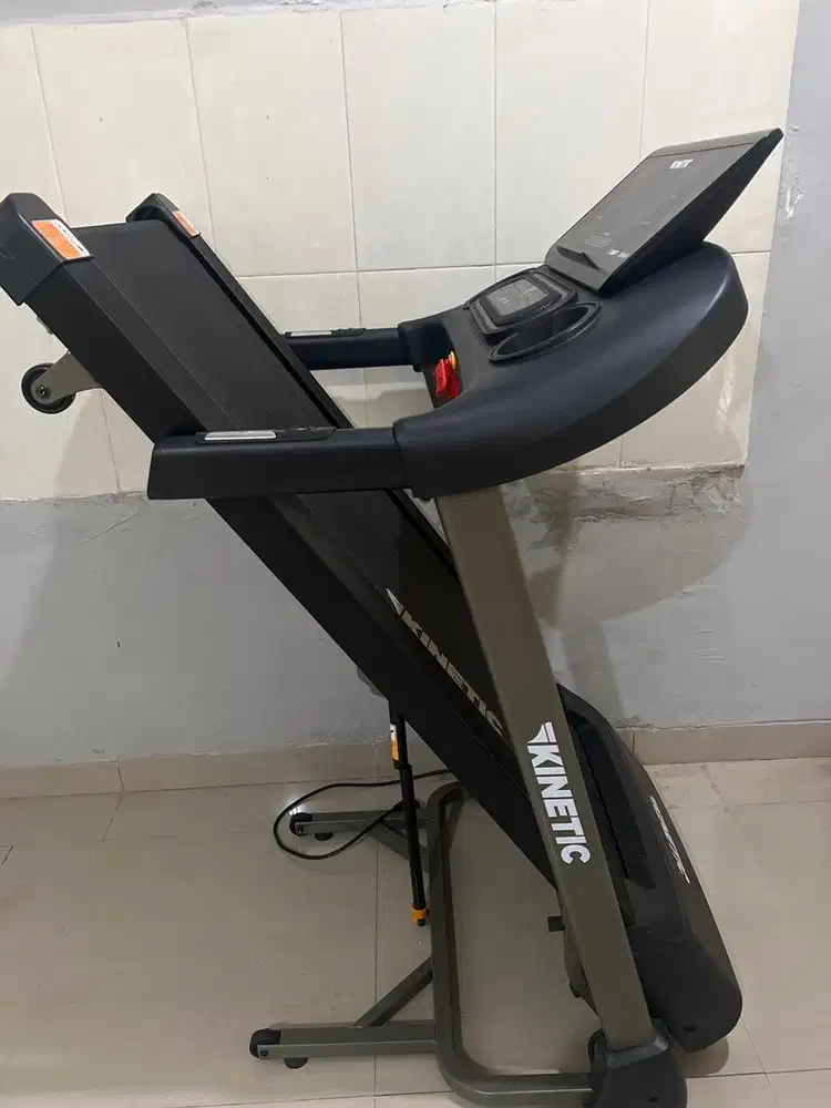 Tridmill kinetic motorized smart 1.25 hp 12p pemakaian 3 bulan kondisi