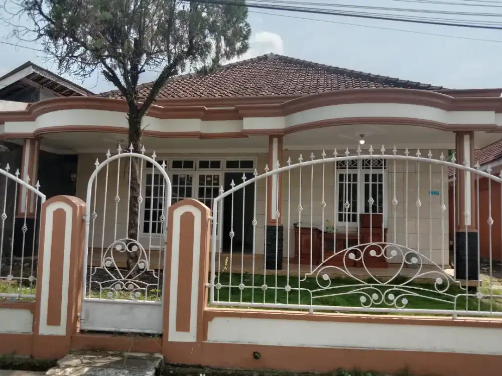 RUMAH BESAR MEWAH LUAS DI PURWOKERTO BONUS PERABOTAN ELEKTRONIK