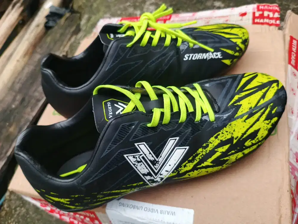 Jual Sepatu bola vegeto original size 43 bisa kirim bayar cod