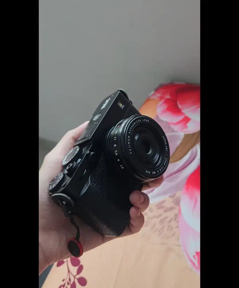 Fujifilm XE5 Fullset Baterai 2pc lengkap dengan charger originalnya