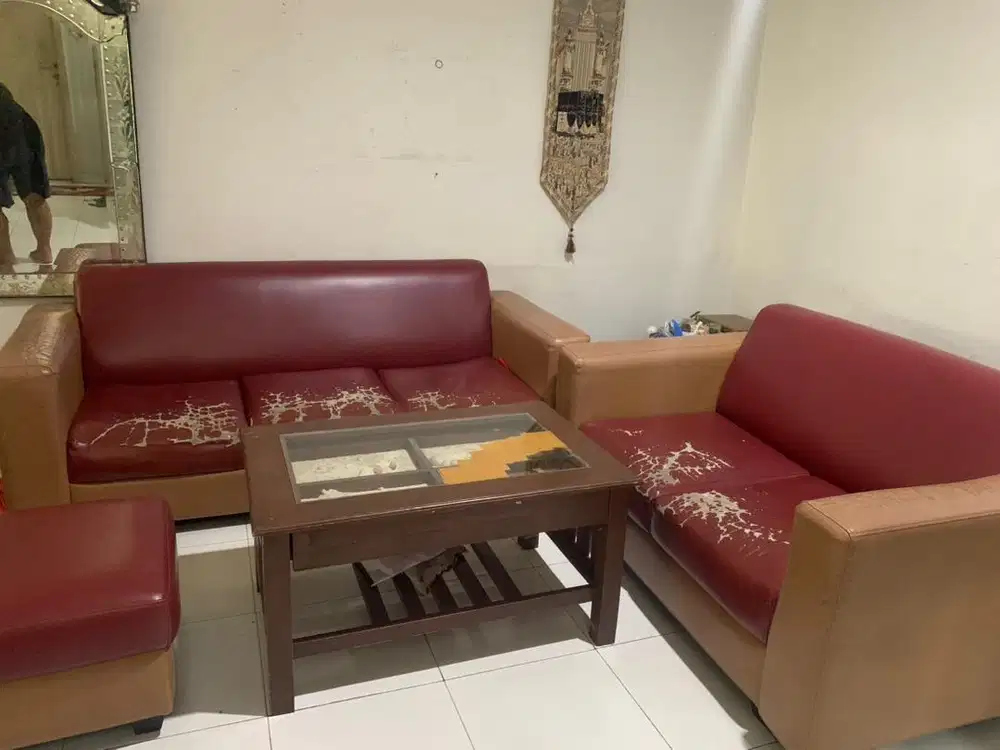 satu set sofa dan meja
