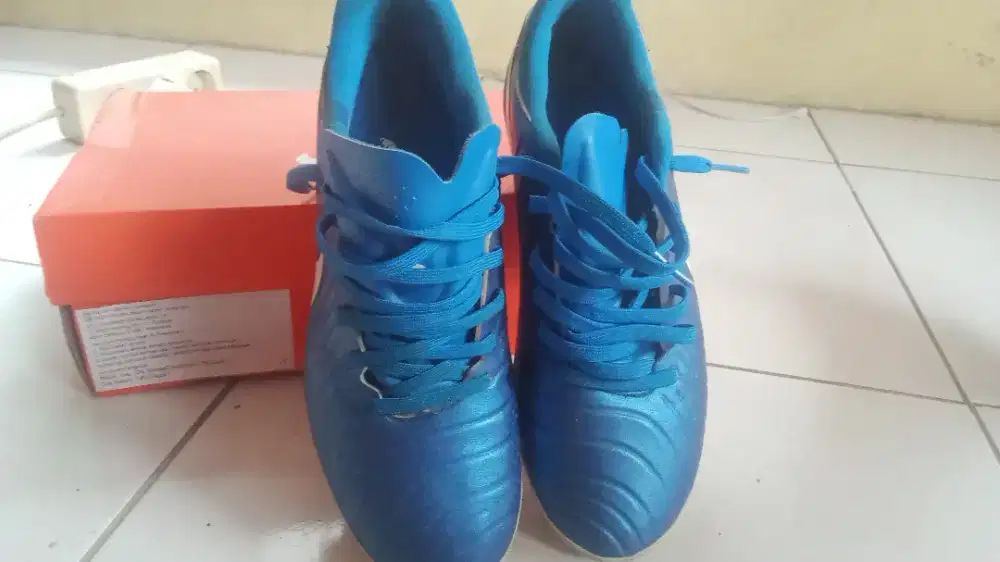 Sepatu bola merk nike
