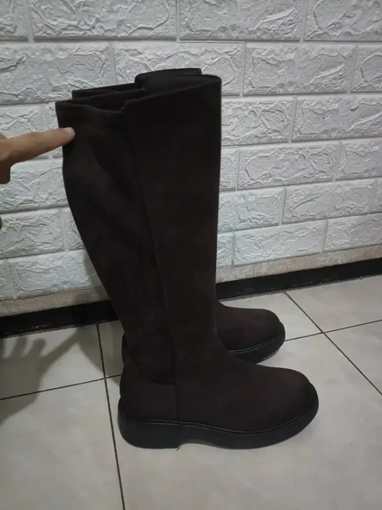 Sepatu winter tinggi bahan Suede merk GU Japan