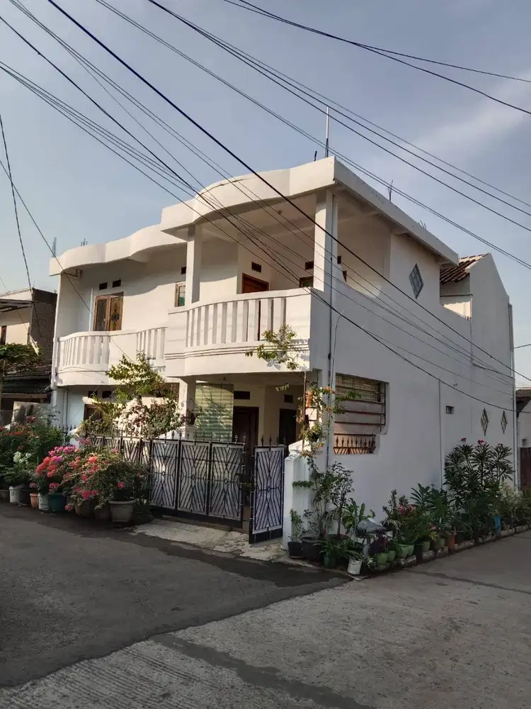 DIJUAL CEPAT! Rumah 2 Lantai 4 Kamar di Komplek Strategis.