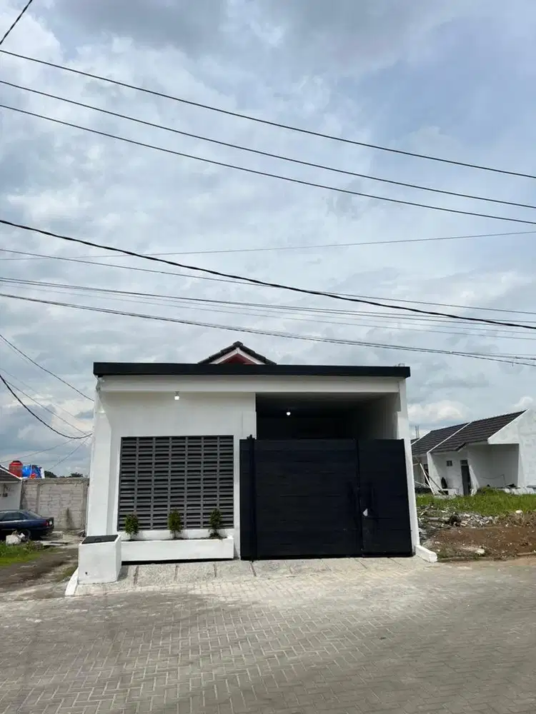 RUMAH SIAP HUNI FULL RENOV!! Free Kitchen set dan Meja TV!!