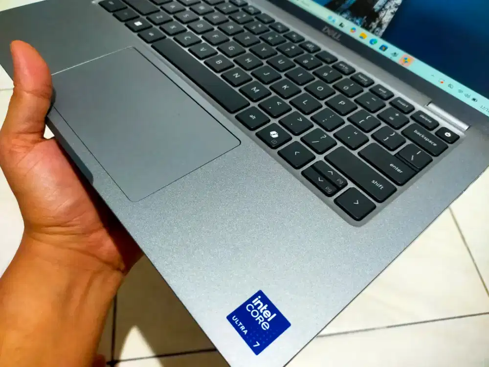 Dijual laptop Dell ultra 7 siap pakai Grnsi on 2027-12 Ram 16GB SSD512