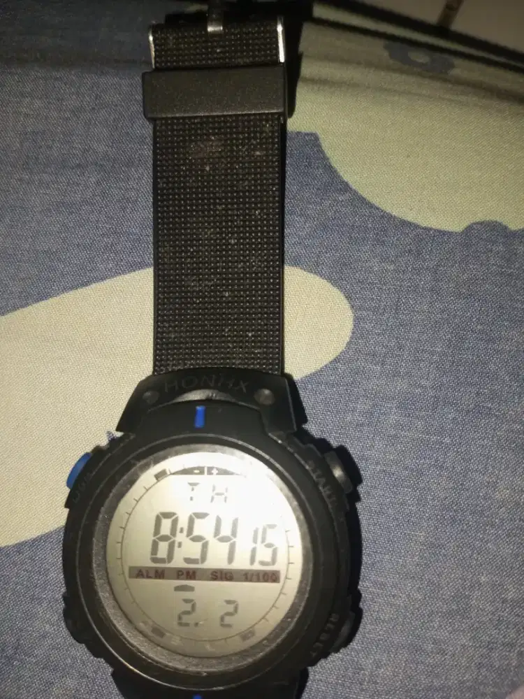 Jam tangan honhx ga ada suratnya kira kira laku berapa iya