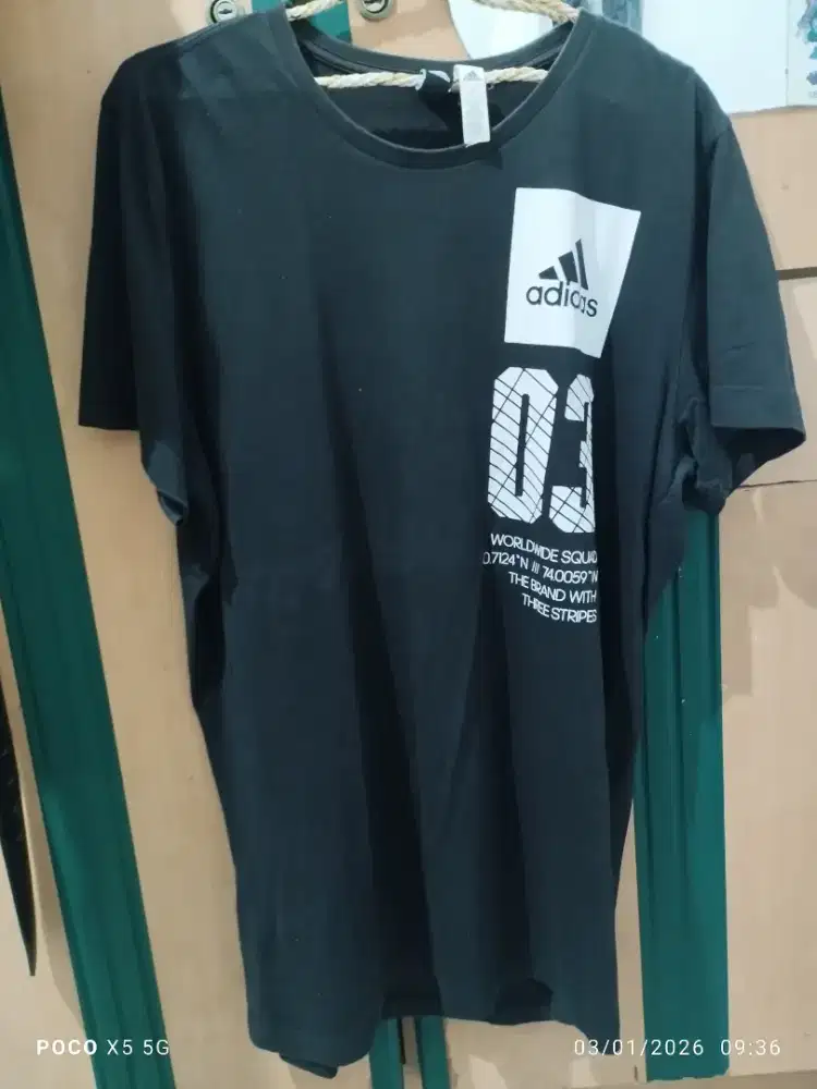 Kaos hitam adidas
