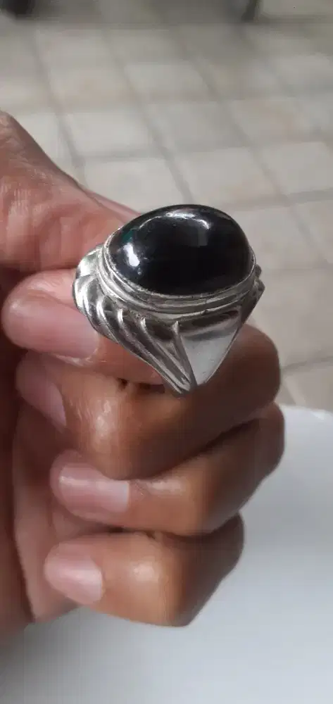 Batu akik warna hitam pekat