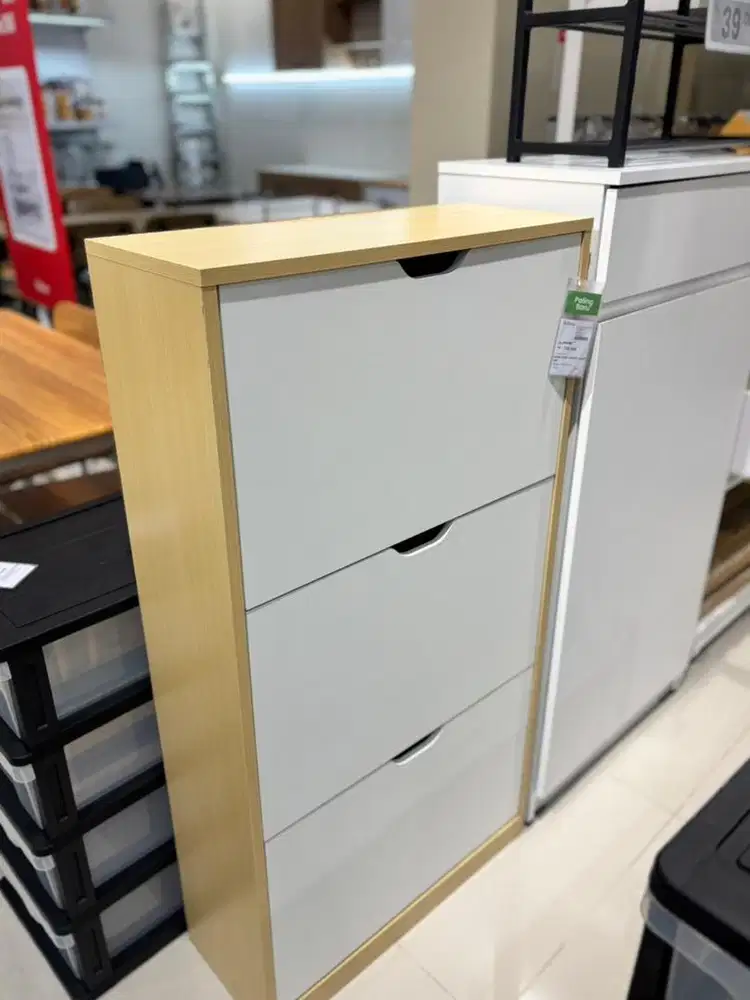 LEMARI SEPATU AETHETIC