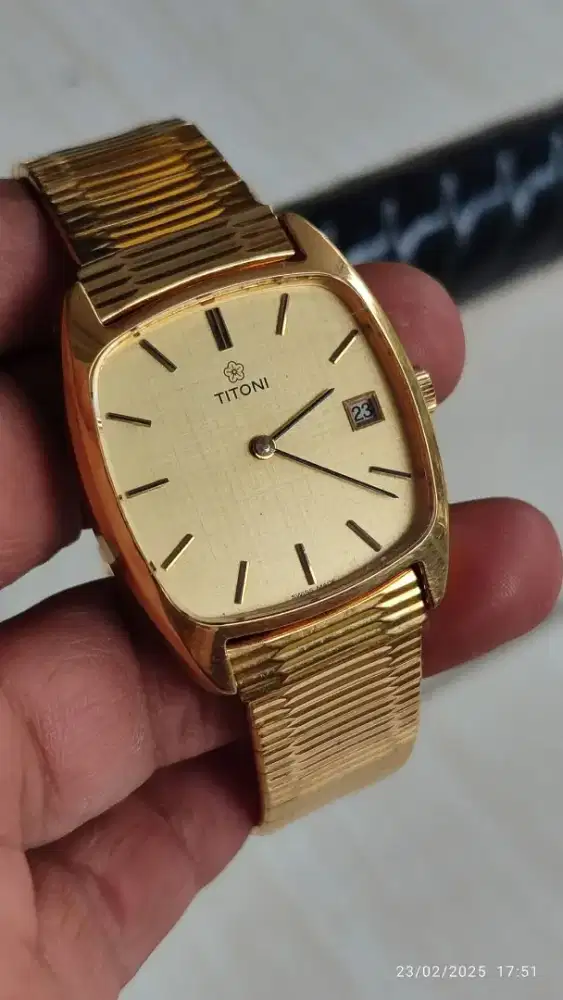 Jam titoni original
Manual winding
gold plated
Rare
Collector item