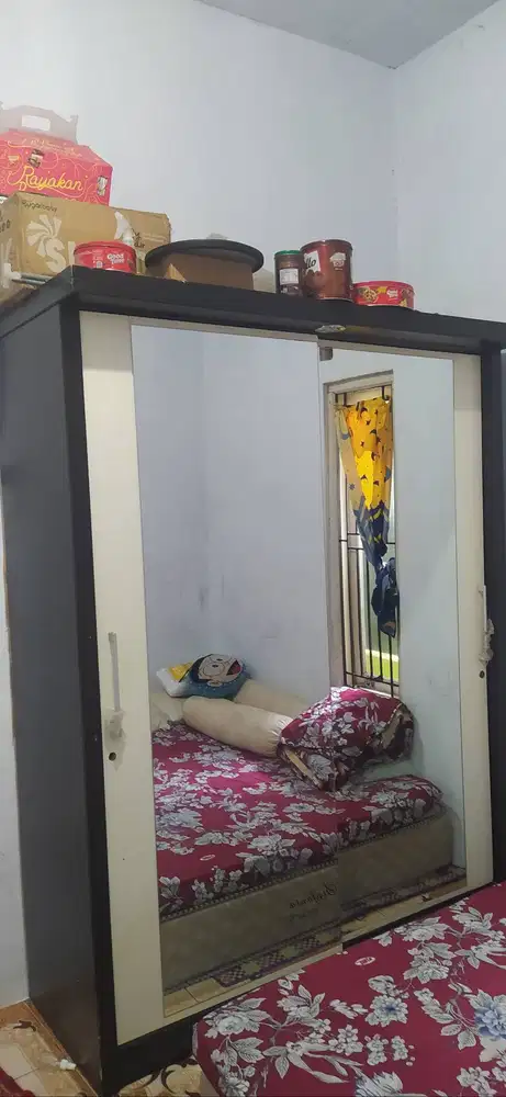 Lemari kayu dua pintu kaca model slide