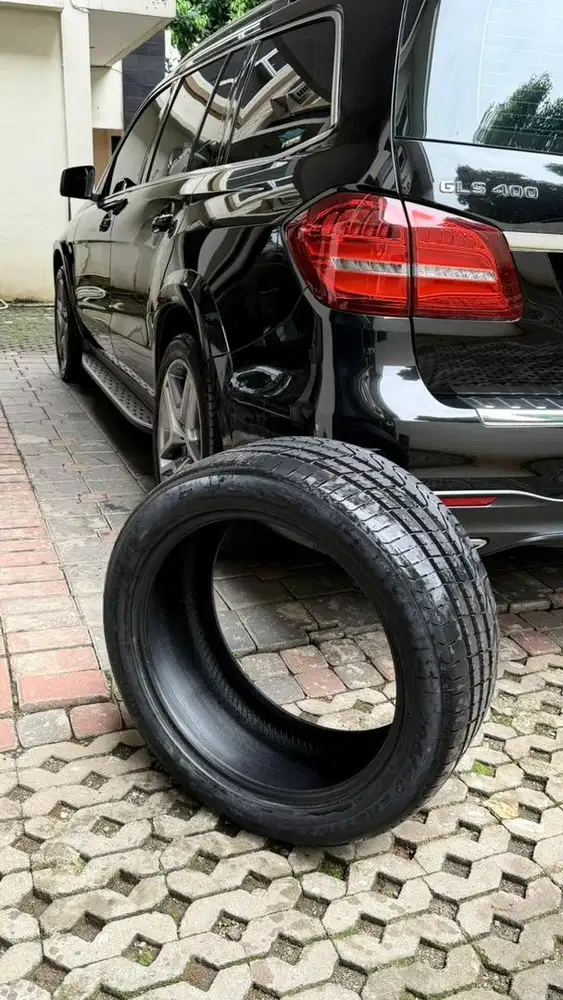 Ban Pirelli Pzero 295/40 R21