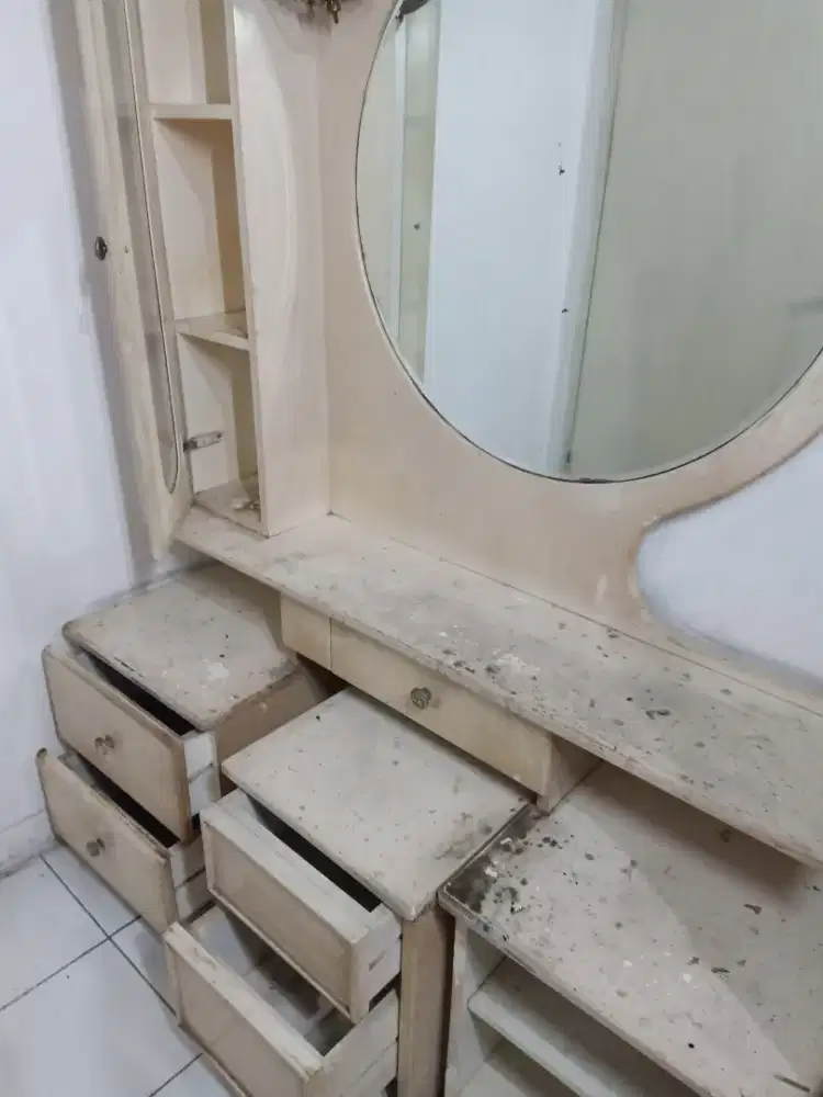 Meja rias kayu solid ada minus