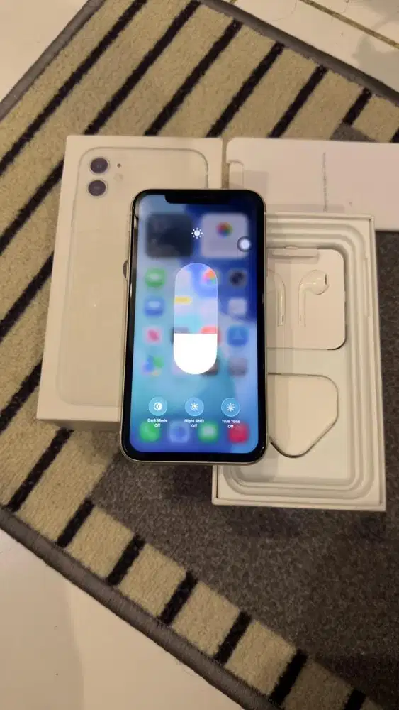Iphone 11 White 64GB Mulus Lengkap Terdaftar