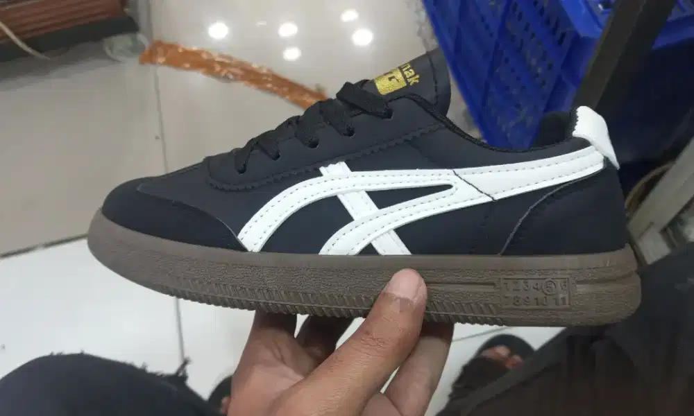 Asics hitam putih